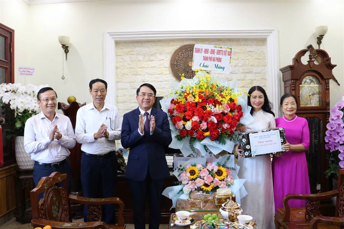 El vicepresidente del Comité Popular de la Ciudad, Le Khac Nam, visitó y felicitó a los maestros destacados de los distritos de Thuy Nguyen y An Duong.