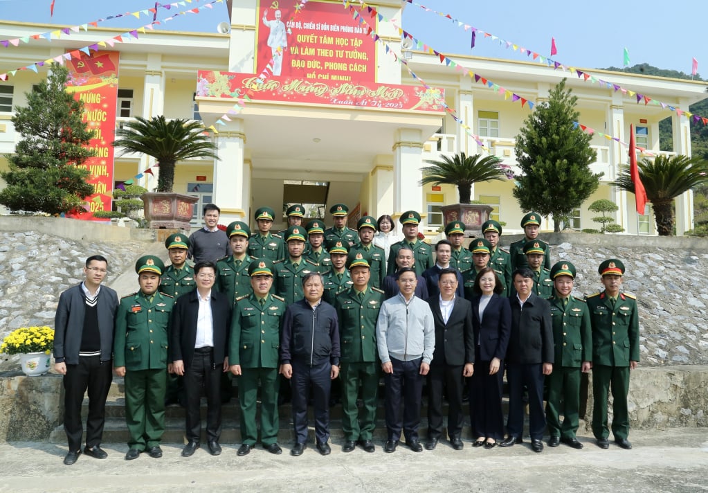 Đoàn công tác chụp ảnh lưu niệm với cán bộ, chiến sĩ đảo Trần.