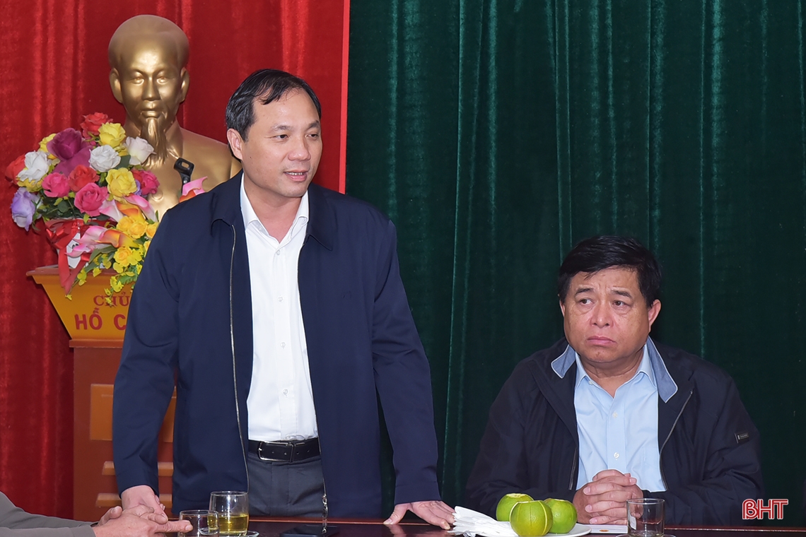 Minister für Planung und Investitionen nimmt am Großen Tag der Solidarität teil und überreicht Geschenke zur Unterstützung benachteiligter Familien in Ha Tinh