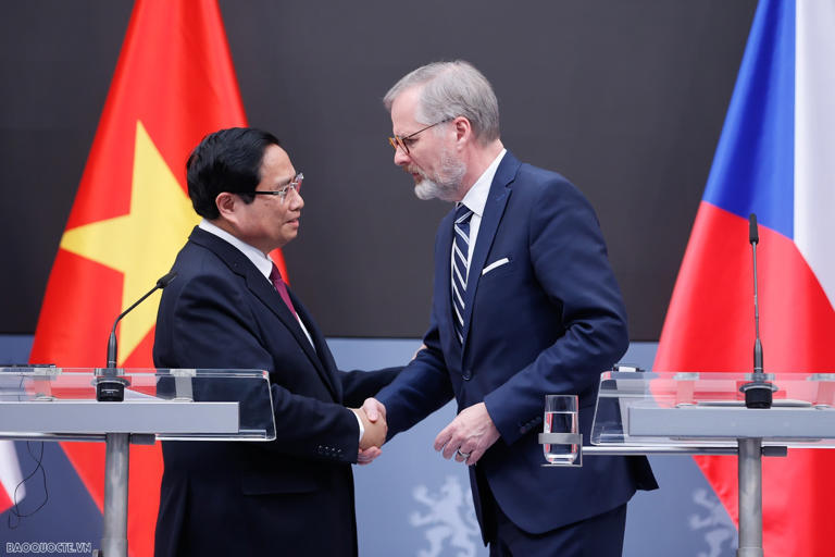 Premierminister Pham Minh Chinh und der tschechische Premierminister Petr Fiala gaben die Ergebnisse ihrer Gespräche bekannt. Foto: World & Vietnam Zeitung