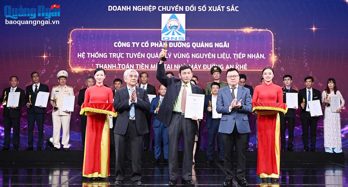 Tổng Giám đốc Công ty CP Đường Quảng Ngãi Võ Thành Đàng đại diện doanh nghiệp nhận giải thưởng Doanh nghiệp chuyển đổi số xuất sắc năm 2024. 							        Ảnh: ĐVCC