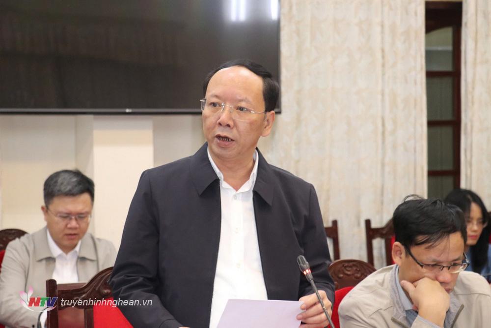 Le vice-président du Comité populaire provincial, Bui Thanh An, a présenté les rapports du Comité du Parti du Comité populaire provincial au Comité permanent du Comité du Parti provincial.