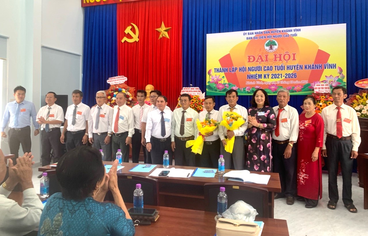 Kongress zur Gründung der Seniorenvereinigung des Bezirks Khanh Vinh.