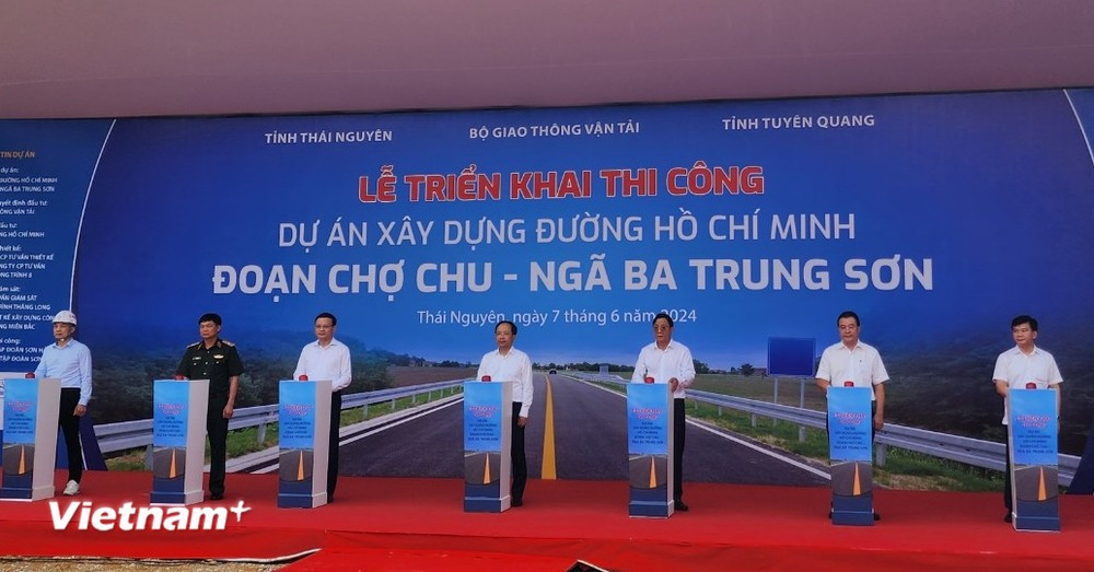 Die Leiter des Verkehrsministeriums und die Leiter der Volkskomitees der Provinzen Thai Nguyen und Tuyen Quang drückten den Knopf, um mit dem Bau des Ho-Chi-Minh-Straßenprojekts, Abschnitt Chu-Markt – Kreuzung Trung Son, zu beginnen. (Foto: Viet Hung/Vietnam+)
