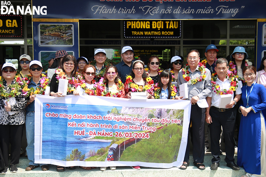 A tourism business chooses a ship as the means of transportation for a group of guests on the Thua Thien Hue - Da Nang journey.