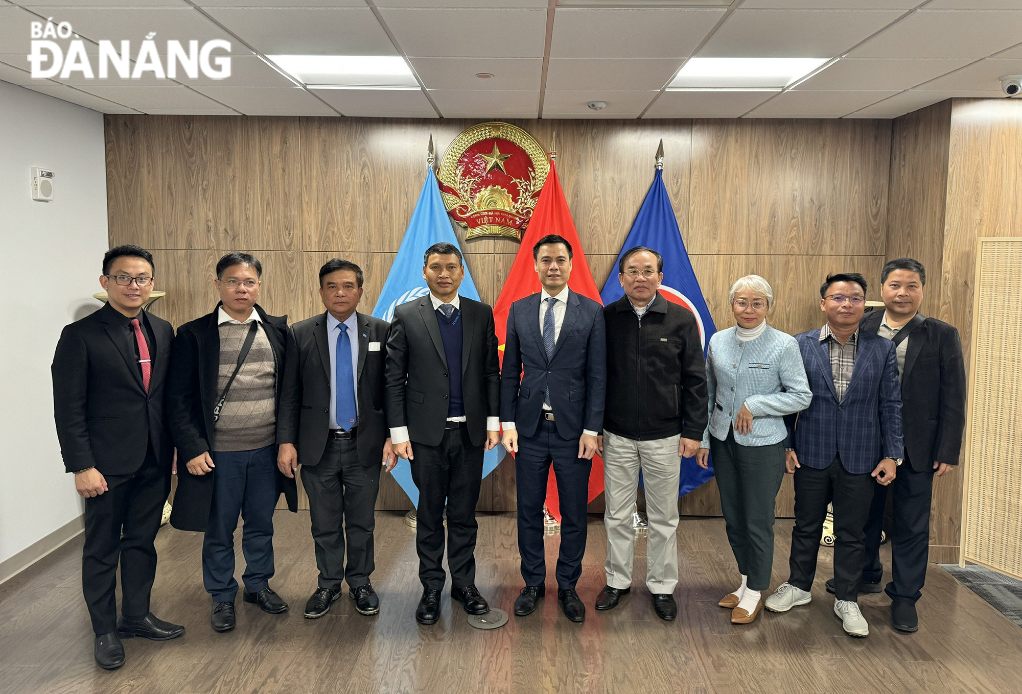 El Vicepresidente Permanente del Comité Popular de la Ciudad, Ho Ky Minh (cuarto desde la izquierda), se toma una foto con la Delegación Permanente de Vietnam ante las Naciones Unidas en Nueva York. Foto: Proporcionada por el grupo de trabajo