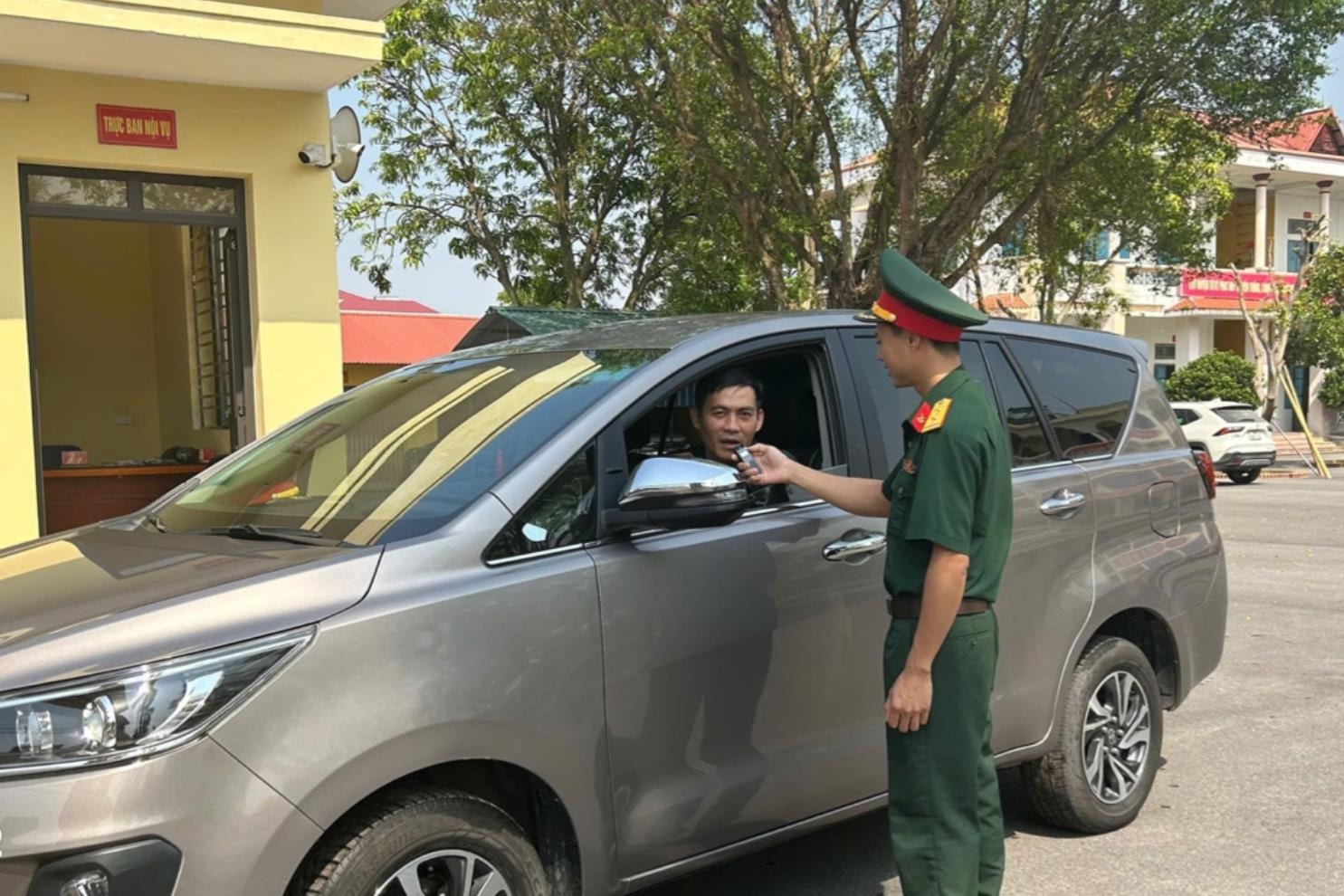 Военное командование провинции Хайзыонг проверяет уровень алкоголя у солдат в частях