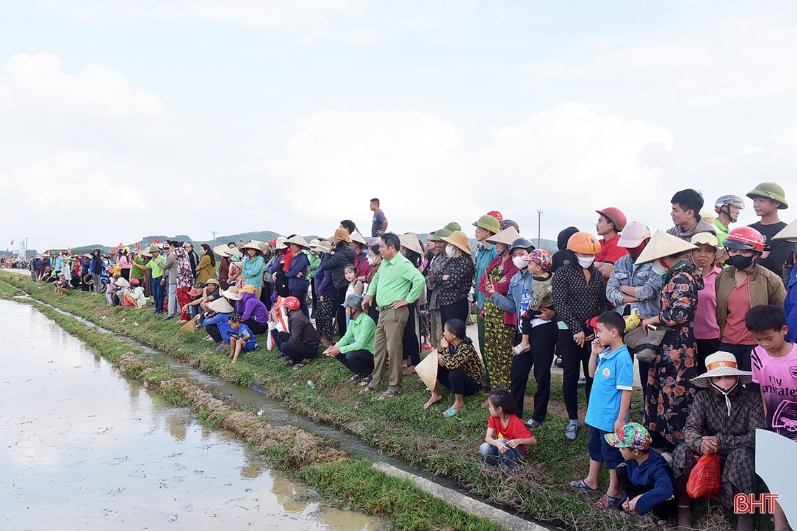 Xem nông dân Hương Khê tranh tài cày ruộng