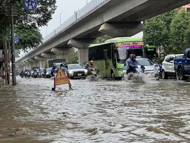 Mưa lớn ngập đường, người Hà Nội lại bì bõm đi làm- Ảnh 3.