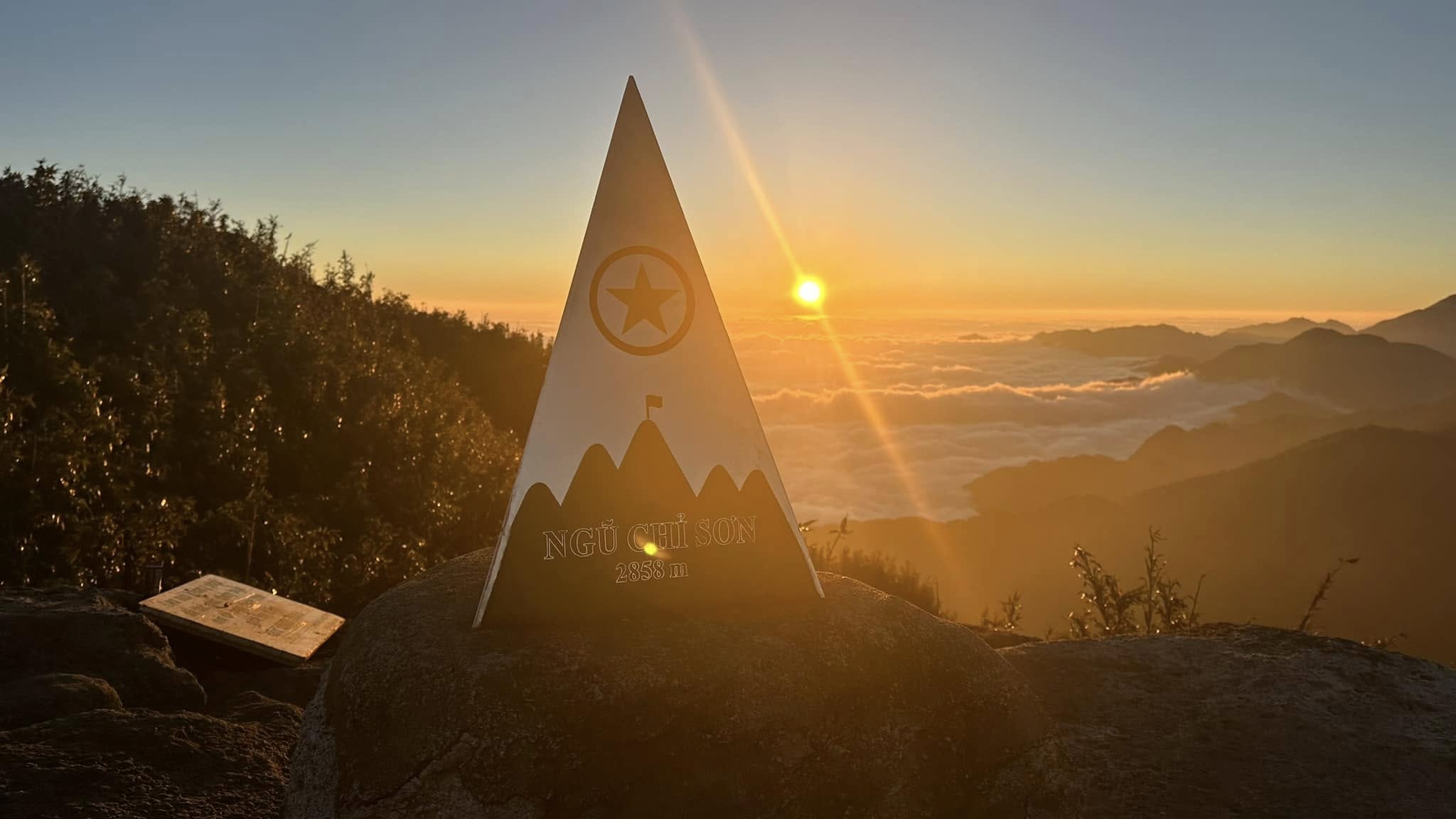 According to Mr. Chieu, the real-life scenery of Ngu Chi Son is so beautiful that it is unreal: “The scene of 5 mountain peaks like 5 fingers rising up in the sea of ​​clouds creates a majestic scene just like in fantasy movies. At this time of year, the temperature drops sharply. At the foot of the mountain, it is only about 8-10 degrees, but at the top, there is sunlight so it feels warmer.”