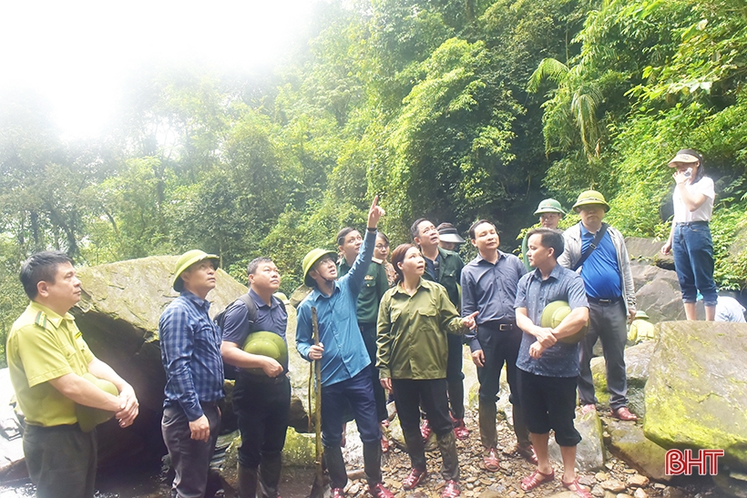 Visita Huong Khe para ver la cascada de Tien y disfrutar de las especialidades de la montaña.