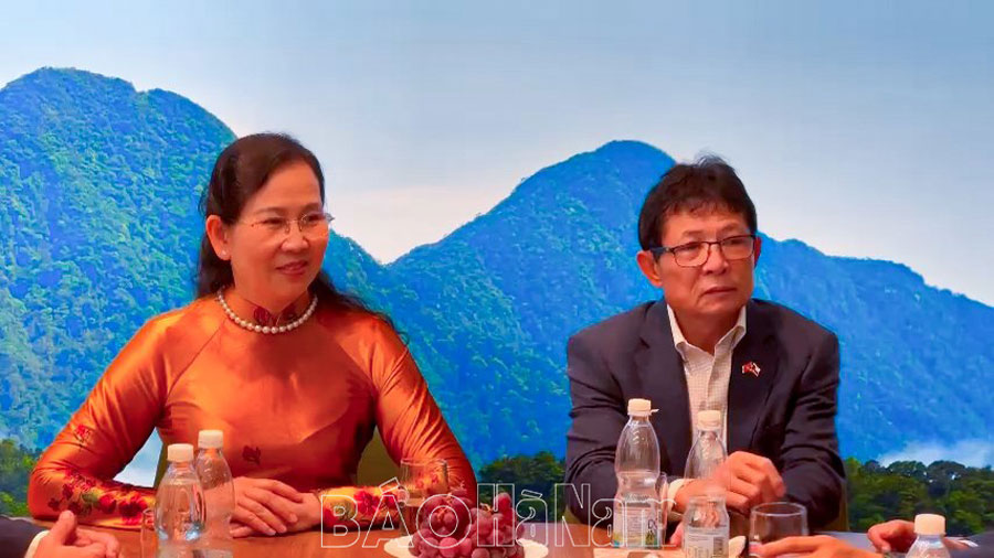 Đồng chí Bí thư Tỉnh ủy Lê Thủy và Đoàn công tác tỉnh Hà Nam làm việc với Tập đoàn Elmich Cộng hoà Czech
