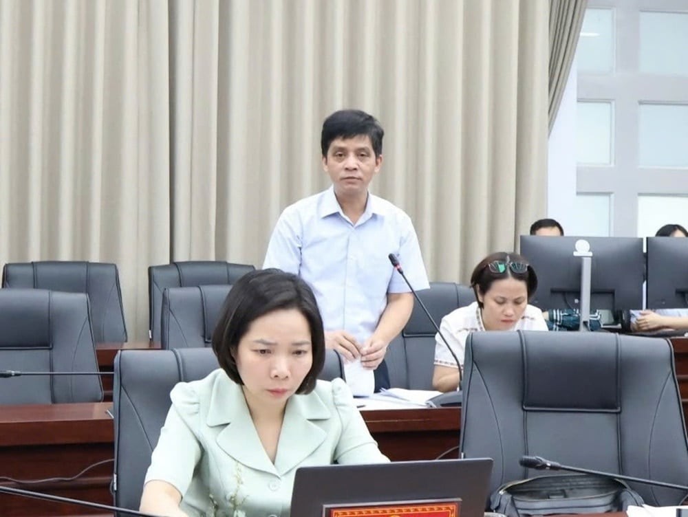 하이즈엉성 기획투자부 부국장인 응우옌 하이 차우 씨는 깜장 지구를 통과하는 국도 5호선 건설 프로젝트에 대한 투자 정책 제안에 대해 보고했습니다.