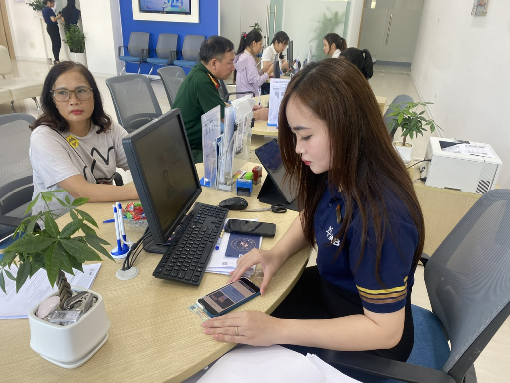 Nhân viên MB Hưng Yên hỗ trợ khách hàng cập nhật sinh trắc học khuôn mặt