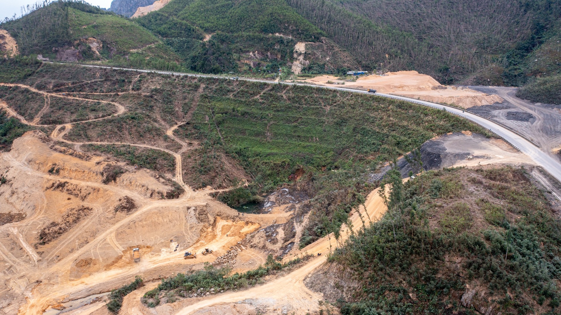 Le projet d'extension de la route « d'un billion de dollars » à Quang Ninh est en construction lente, photo 14