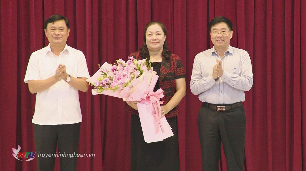 Le secrétaire provincial du Parti, Thai Thanh Quy, et le secrétaire adjoint permanent du Comité provincial du Parti, Nguyen Van Thong, ont offert des fleurs à la camarade Nguyen Thi Thu Huong.