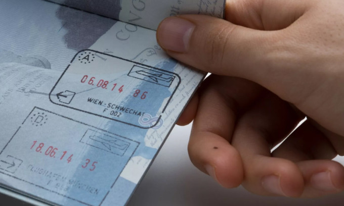 Derzeit erhalten Passagiere, die den Schengen-Raum betreten oder verlassen, einen Stempel in ihren Reisepass. Foto: Euro News
