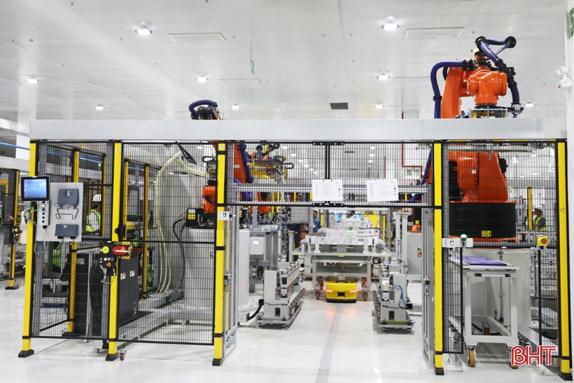 Workers of VinES Ha Tinh Battery Factory are excited to receive the first products.
