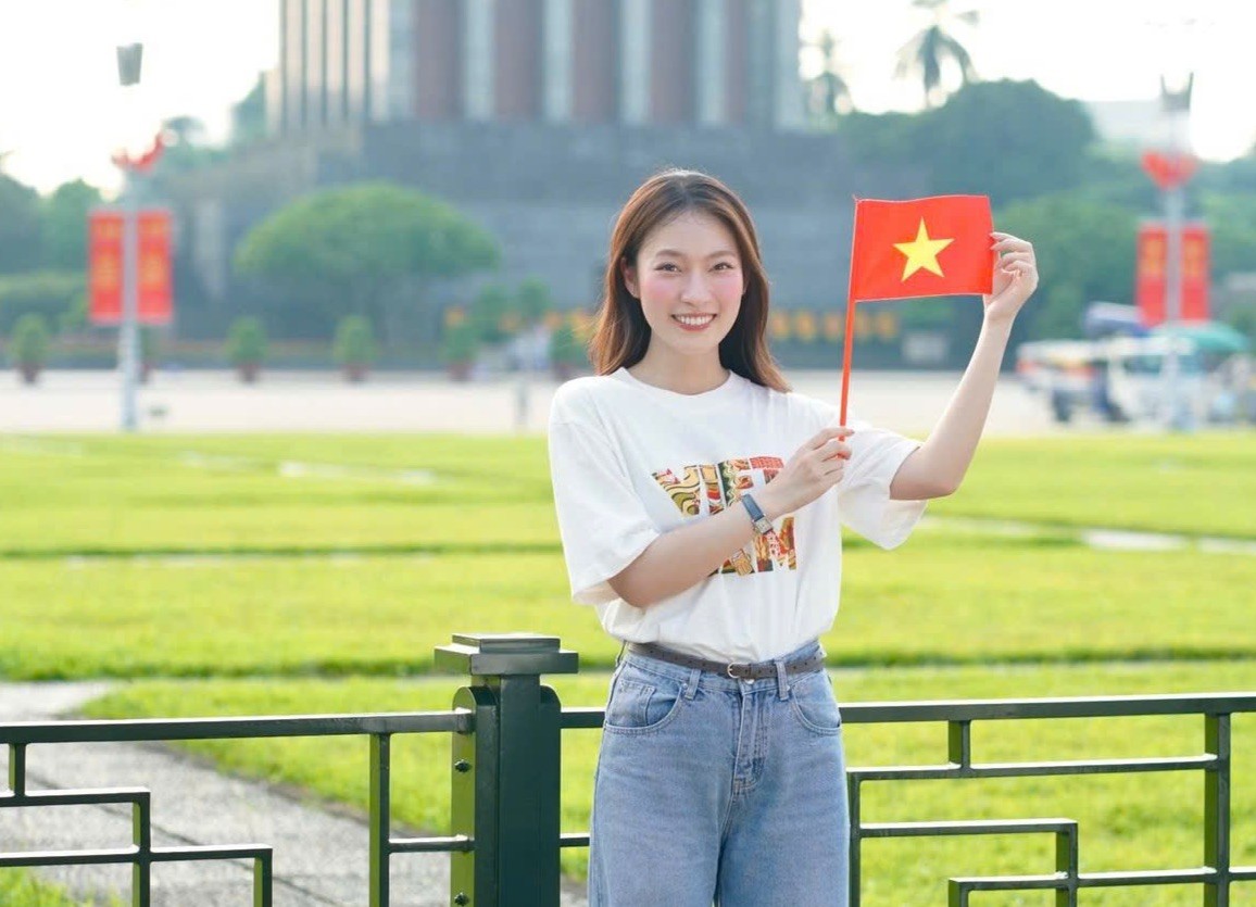 The trend of taking photos with the national flag and singing the national anthem on the occasion of National Day September 2nd photo 3