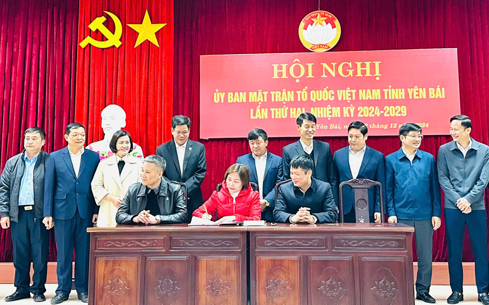 Yen Bai ili Vietnam Anavatan Cephesi Komitesi ile ilçe, kasaba ve şehirlerdeki Anavatan Cephesi Komiteleri arasında 2025 yılı için bir emsal sözleşmesi imzalandı.