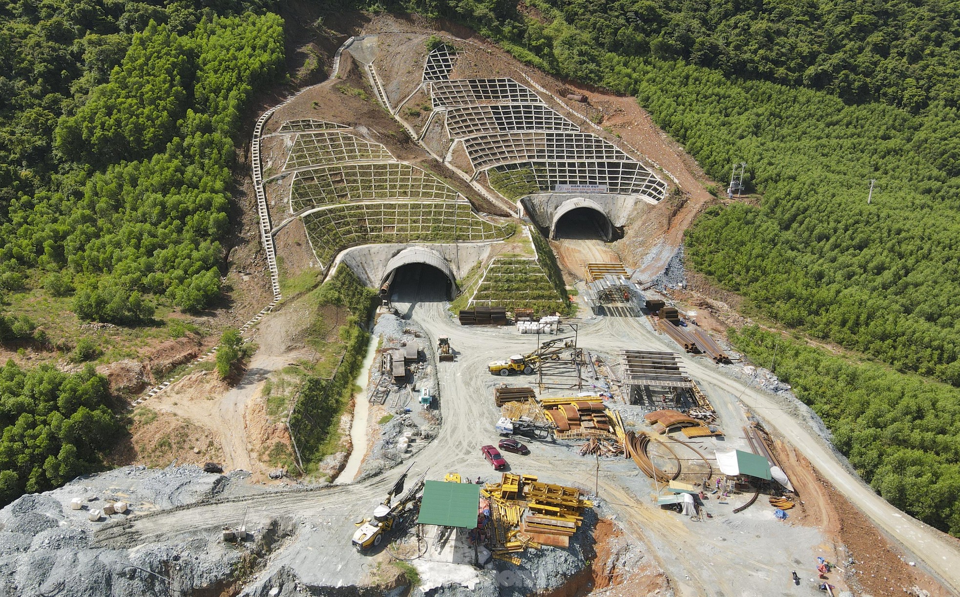 La forma de la autopista de 12.500 mil millones de VND que pasa por Ha Tinh (foto 18)