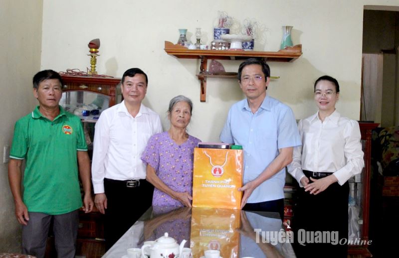 Secretary of Tuyen Quang City Party Committee Ta Duc Tuyen presents gifts to the elderly in Thai Long commune