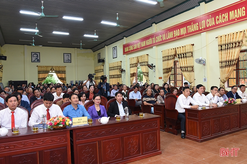 La primera comuna del distrito de Ky Anh recibe el certificado de reconocimiento como nueva zona rural modelo.