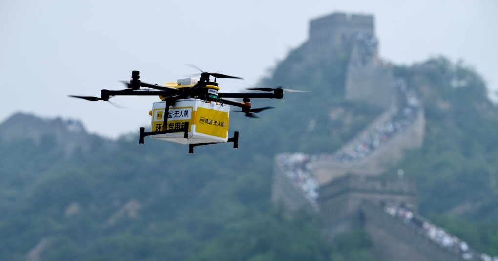 Livraison de nourriture et de médicaments par drone jusqu'à la Grande Muraille