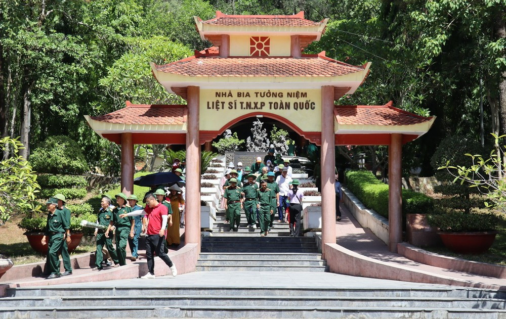 Veteranen besuchen das Memorial House of the Youth Volunteer Martyrs und bringen dort Weihrauch dar. (Foto: Hoang Nga/VNA)