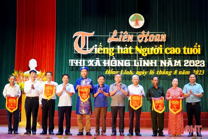 Festival de chant passionnant pour les personnes âgées de la ville de Hong Linh