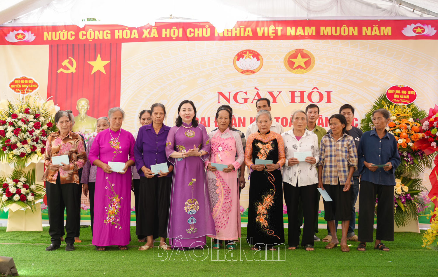 Đồng chí Phó Bí thư Thường trực Tỉnh ủy Đinh Thị Lụa dự Ngày hội Đại đoàn kết toàn dân tộc tại thôn Đông xã Hoàng Tây