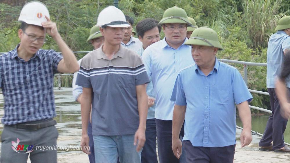 El vicepresidente del Comité Popular Provincial, Nguyen Van De, inspeccionó y dirigió la respuesta a la tormenta Nº 4 en Quy Chau.