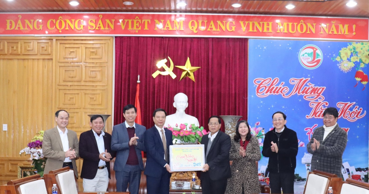 Lãnh đạo huyện Như Xuân (Thanh Hóa) thăm, chúc tết huyện Tây Giang