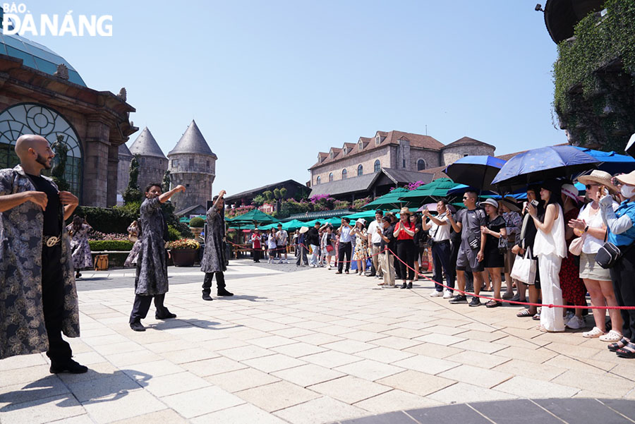 Tourists enjoy art performances at Sun World Ba Na Hills tourist area. Photo: THU HA