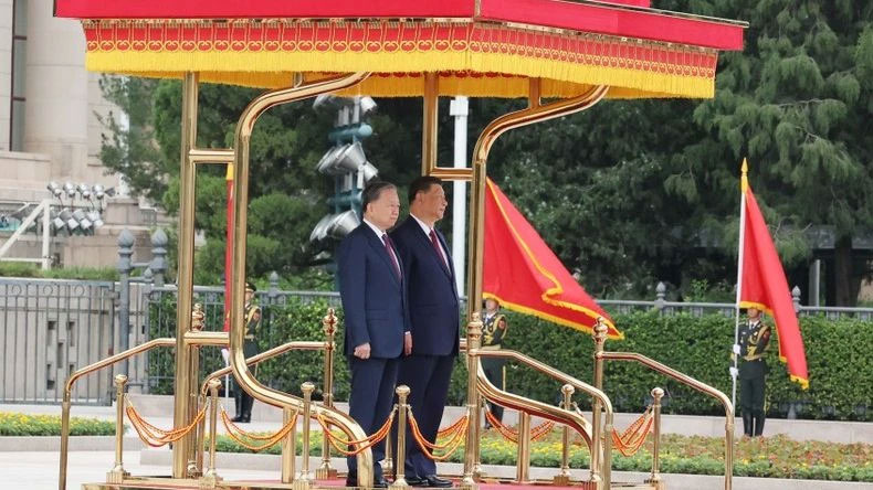 Der Generalsekretär und Präsident der Volksrepublik China Xi Jinping leitete die offizielle Begrüßungszeremonie für Generalsekretär und Präsident To Lam.