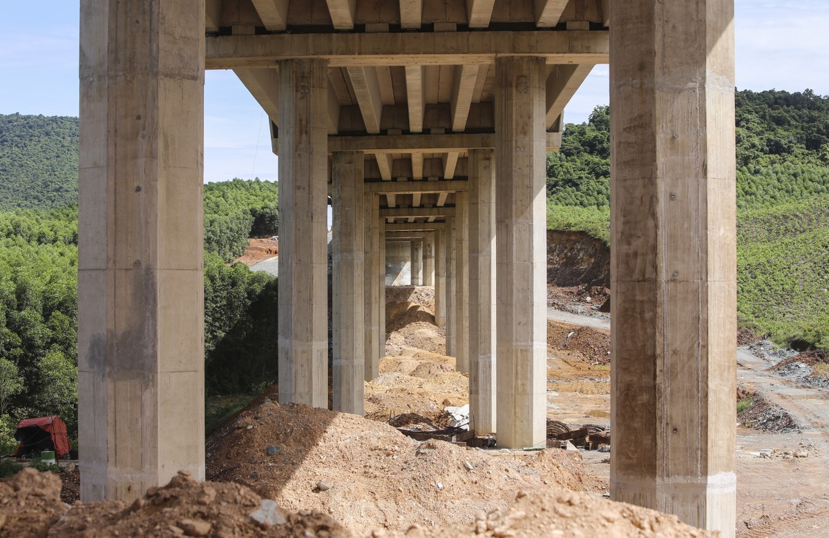 La forma de la autopista de 12.500 mil millones de VND que pasa por Ha Tinh (foto 15)