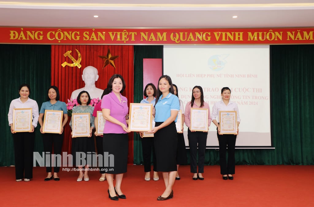 Awarding ceremony of the Competition on Application of Information Technology in Organizing Association Activities in 2024