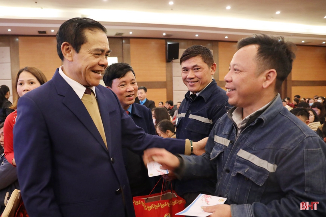 El presidente del Comité Popular Provincial celebra el Tet con los trabajadores de las zonas económicas de Ha Tinh