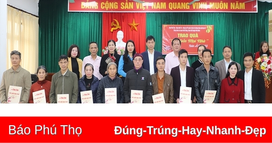 Trao quà “Tết đến mọi nhà” tại huyện Phù Ninh