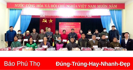 Trao quà Tết cho hộ nghèo