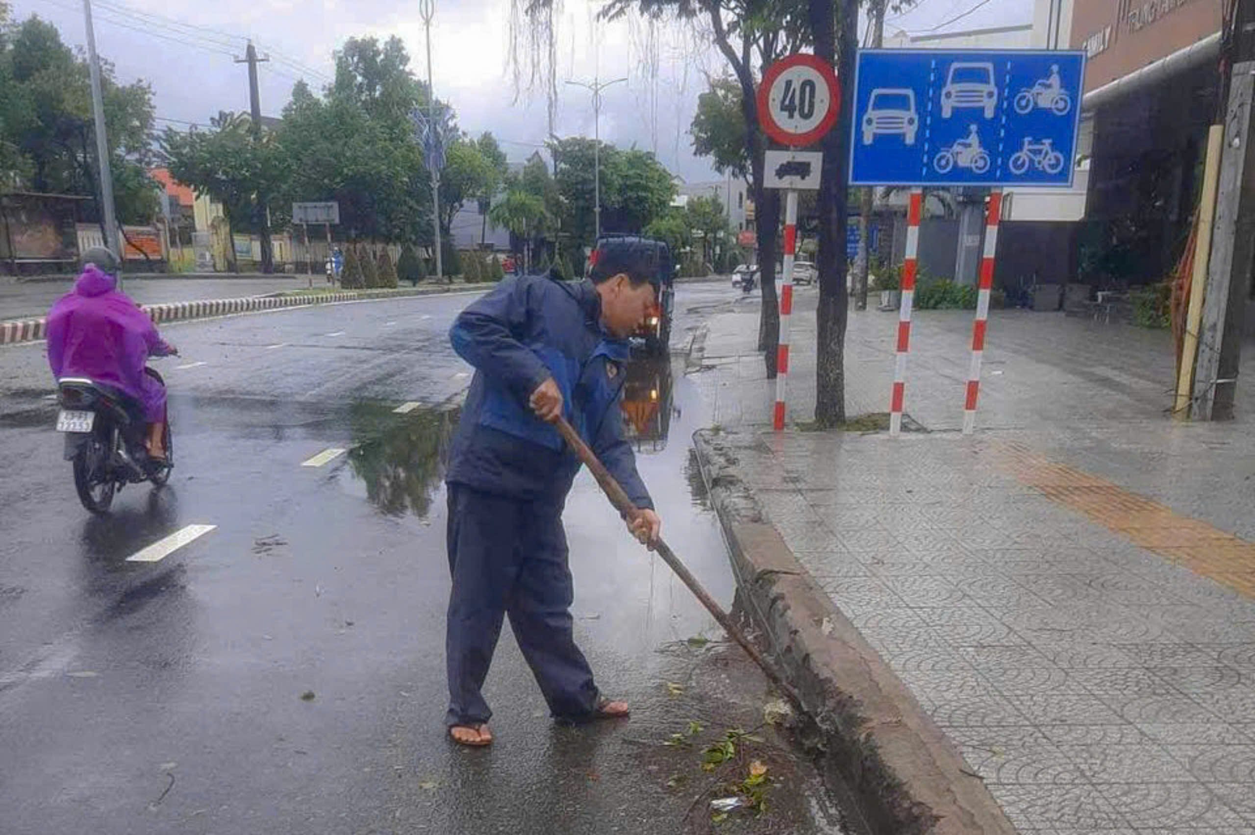 Các đơn vị quản lý cũng tranh thủ khơi thông cống rãnh đề phòng hoàn lưu bão gây mưa lớn, ngập úng. Ảnh: THÀNH LÂN