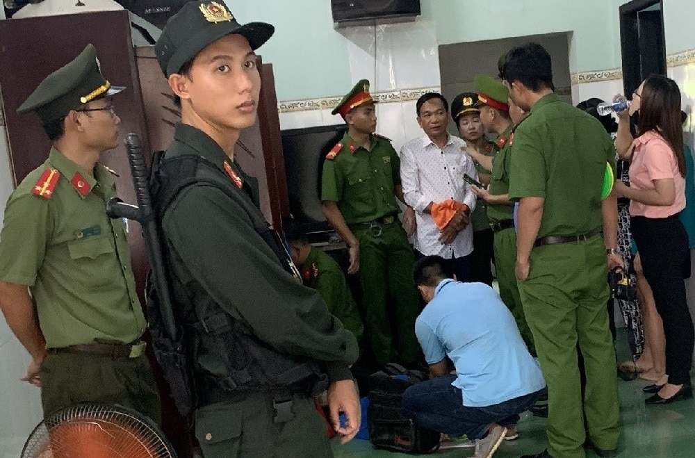 Anklage gegen den stellvertretenden Vorsitzenden der Gemeinde und zwei weitere Personen im Fall des „Sandbanditen“ in Binh Thuan