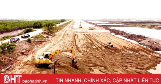 Sur le chantier de construction du projet de la rocade Est de la ville de Ha Tinh