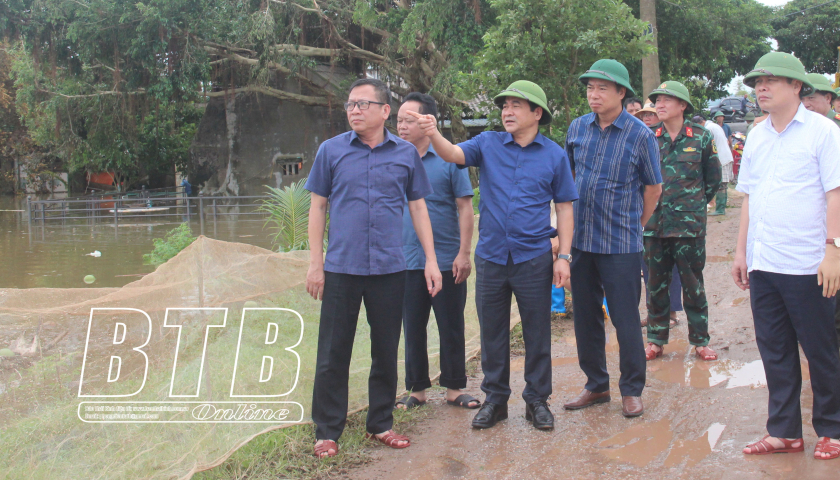 Le secrétaire adjoint permanent du Comité provincial du Parti et président du Conseil populaire provincial a inspecté les travaux de réponse aux inondations dans les districts de Hung Ha et de Quynh Phu.