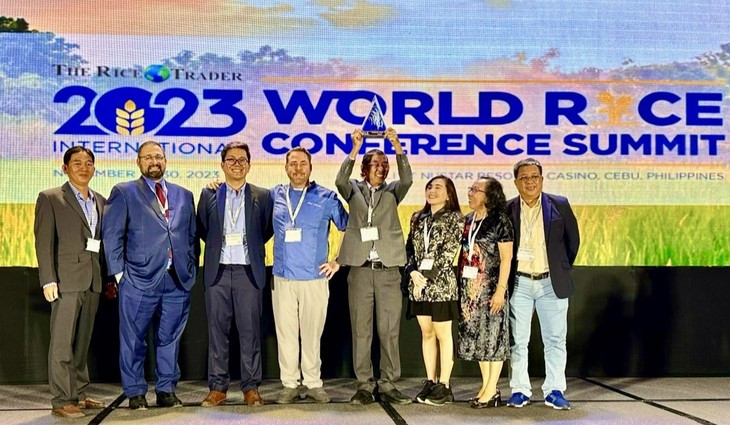 El Sr. Ho Quang Cua levantó con alegría el trofeo después de que el arroz ST25 ganara el primer premio en 2023. Foto: Proporcionada por Ho Quang Private Enterprise.