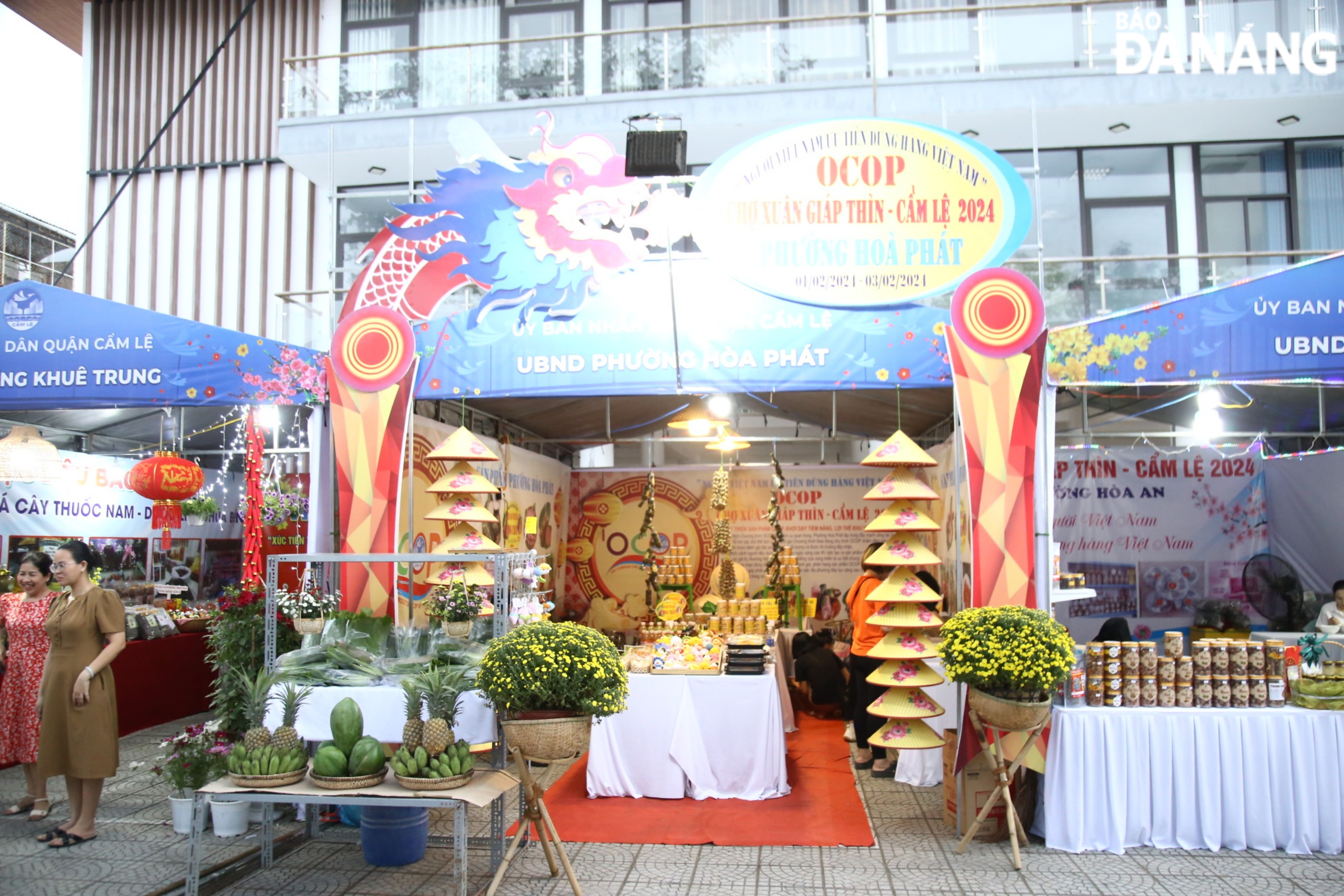 Les stands sont tous décorés de manière attrayante pour créer des points d'enregistrement pour les visiteurs.