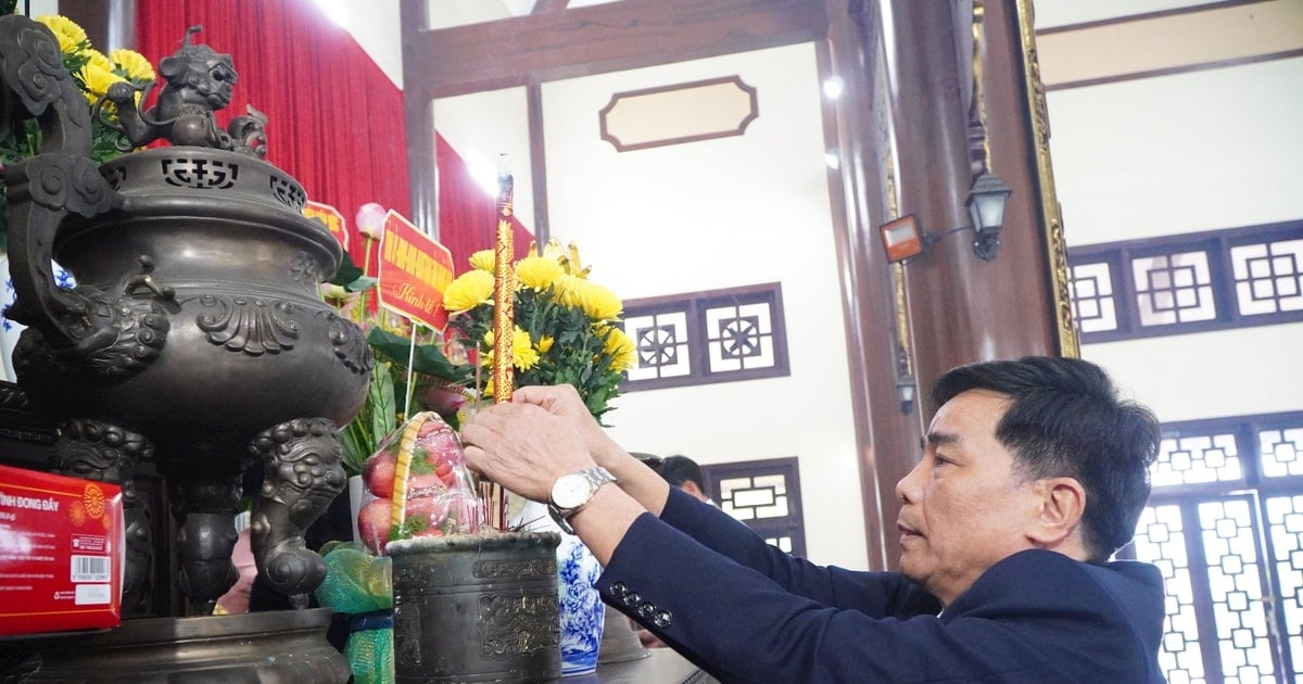 Chairman of the Provincial People's Committee Le Van Dung offered incense to commemorate the heroic martyrs in Hiep Duc