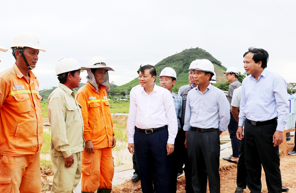 Lãnh đạo tỉnh thăm hỏi, động viên cán bộ, công nhân.