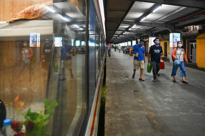 Zugpassagiere am Bahnhof Hanoi. Foto: Giang Huy