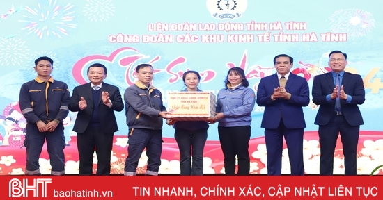 Chairman of the Provincial People's Committee celebrates Tet with workers of Ha Tinh economic zones